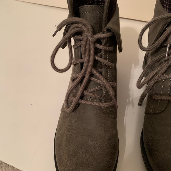 CLIFFS by Stone Mountain Taupe Faux Suede Lace Up Booties Size 8.5 - Picture 7 of 13